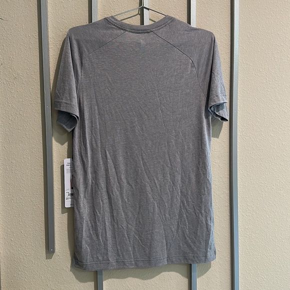 Alo Yoga Mens The Triumph Crew Neck Tee - Athletic Heather Grey Small NWT - Picture 2 of 7